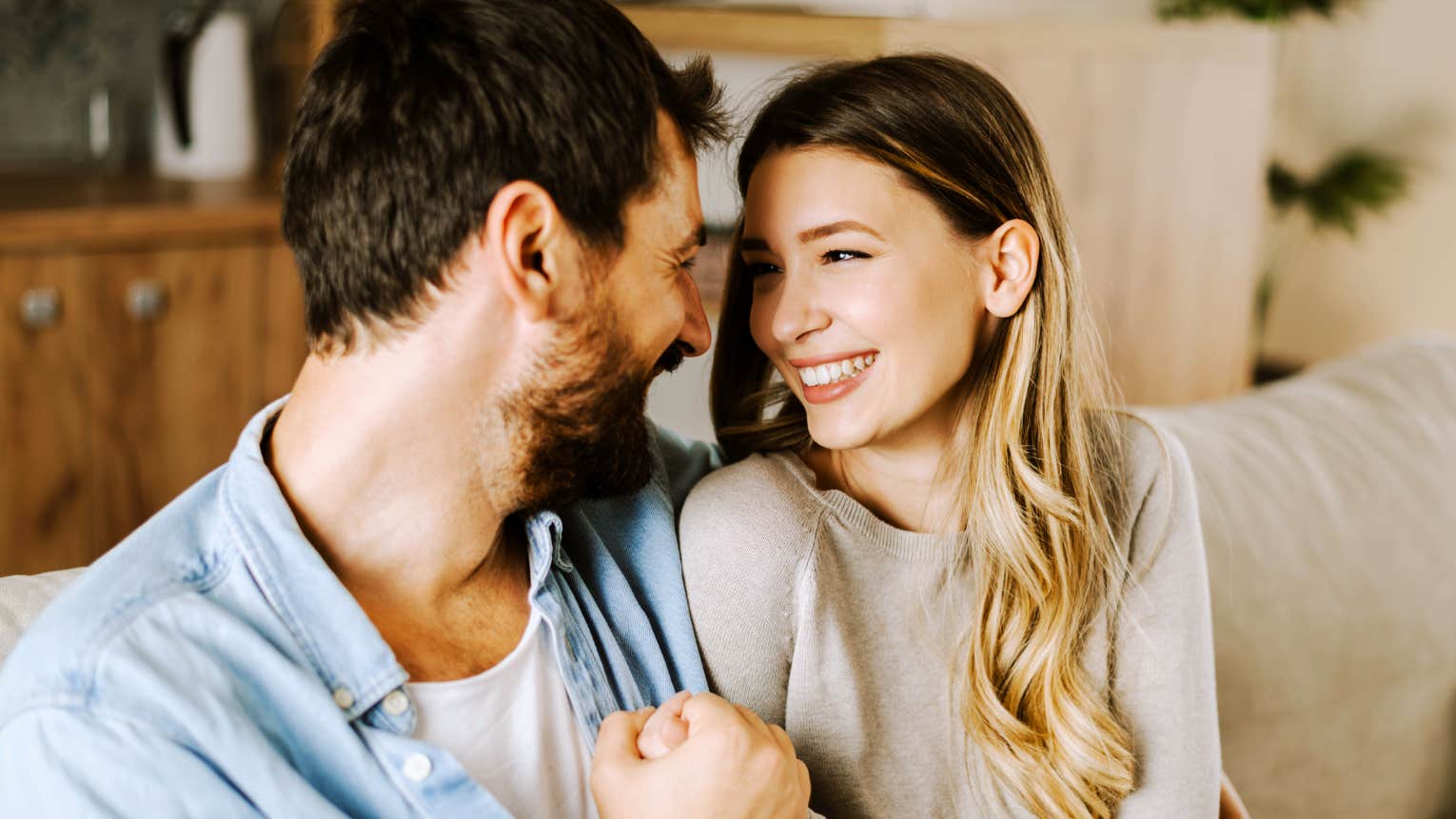 Why Couples Who Communicate In These Ways Stay Together Forever Couple communicating with each other on couch.